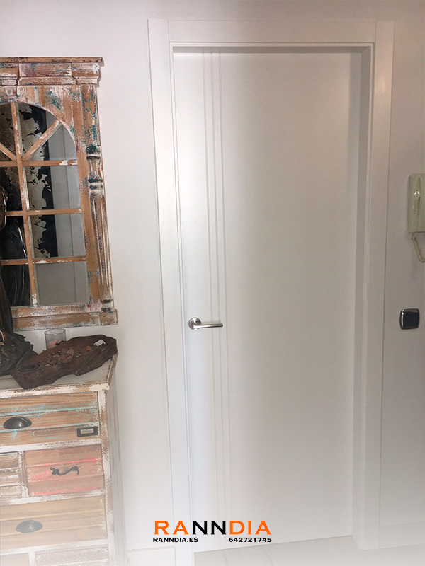 Puerta de interior modelo 13 en Carpinteros Nerja